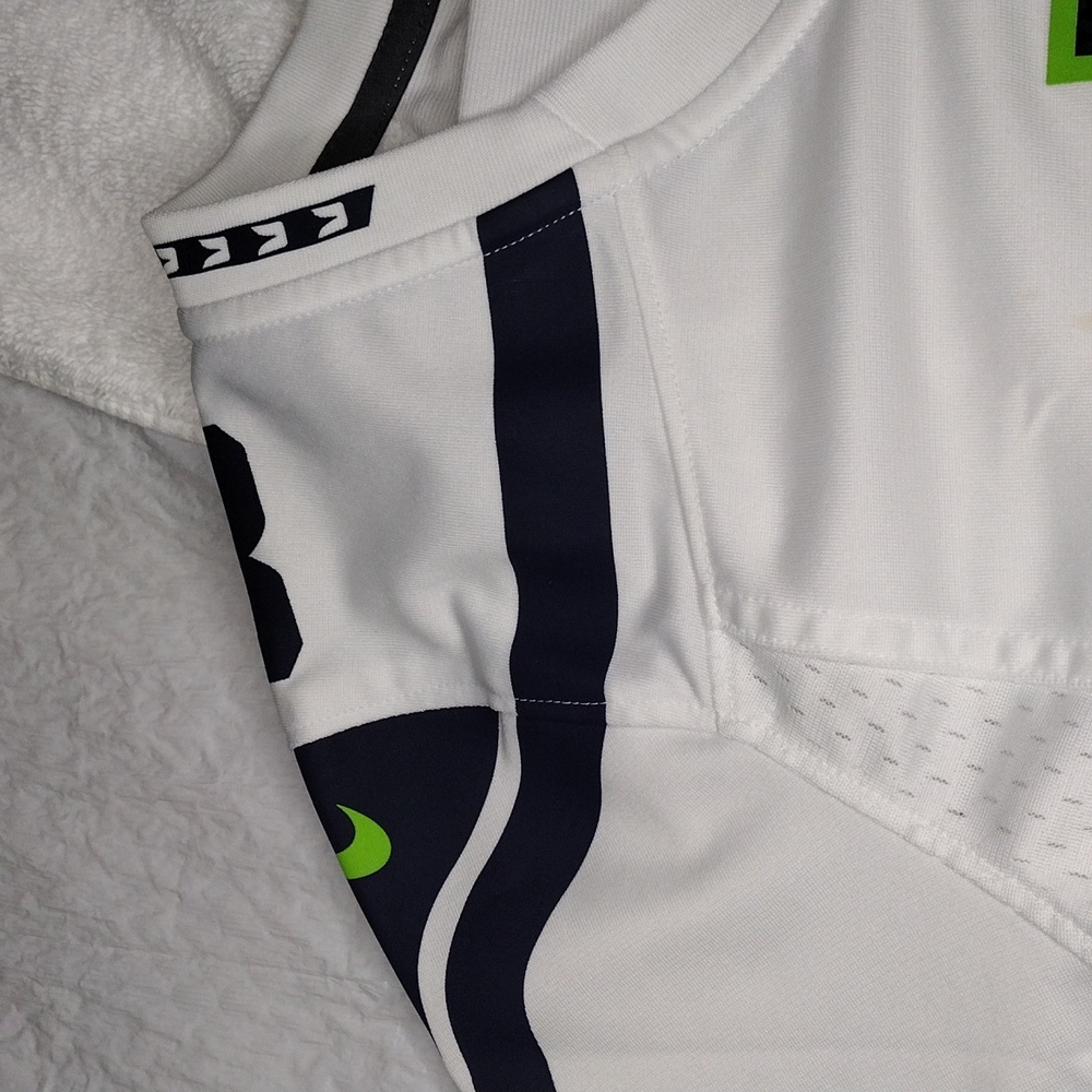 NWT - SEATTLE SEAHAWKS JERSEY: RUSSELL WILSON #3 size L Woman's NWT - Picture 4 of 9